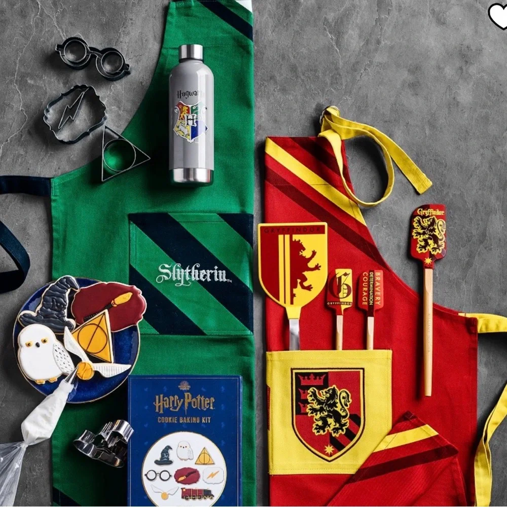 HARRY POTTER™ x Williams Sonoma Gryffindor™ Adult Apron NWT